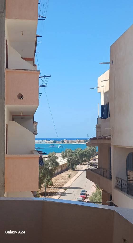 شقه ثلاث غرف ست سراير عمارة المليجي 2 البوسيت بجوار كريزي ووتر
